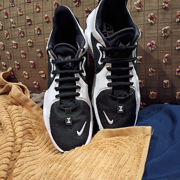 Nike Black and White Sneakers - Picture 3 of 6